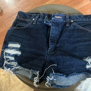 Cuteee wrangler cut offs